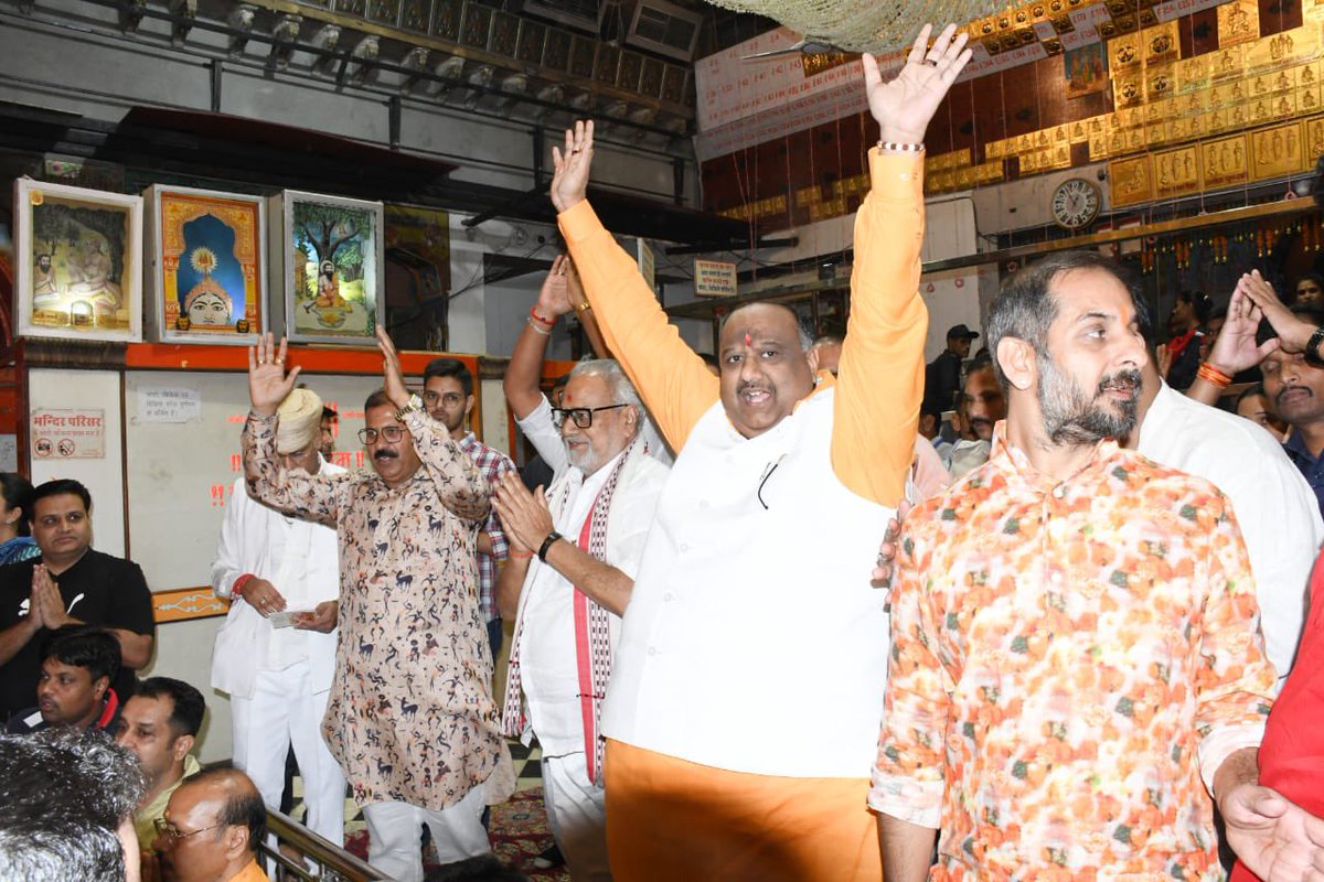 salasarpujariji's tweet photo. उड़ीसा के माननीय राज्यपाल गणेशीलाल जी ने सालासर बालाजी महाराज के दर्शन किए सालासर पहुँच ने पर पुजारी ने स्वागत किया #salasarbalaji #govrnarudisha #udisha https://t.co/7PeelbIVdj