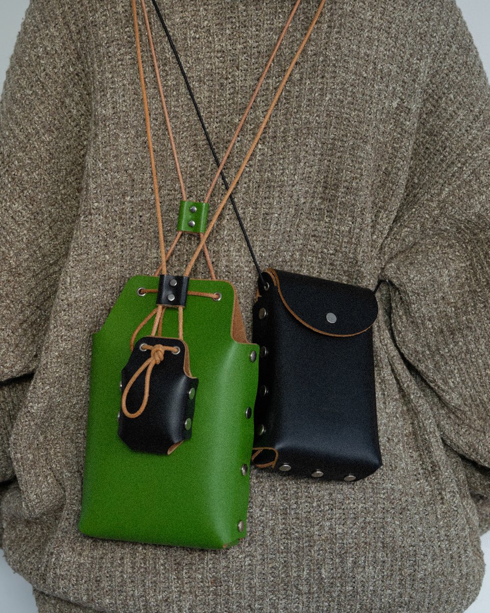 “assemble”
assemble neck pouch S, assemble neck pouch L, assemble borsetta tall.

#assemble #henderscheme #2023sa