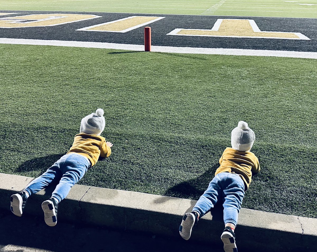 Special picture right here! Love this! ⁦<a href="/BeeWard10/">Brittany Nichole May</a>⁩ ⁦<a href="/bryson_may21/">Bryson May</a>⁩ ⁦<a href="/tiger_fb/">Charleston Tiger Football</a>⁩