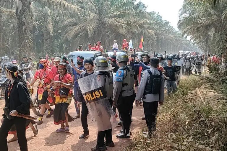 Indonesian police shoot dead Dayak villager in Bangkal in central Kalimantan, Indonesia, who joined a protest against landgrabbing by palm oil company Best Group's PT Hamparan Masawit Bangun Persada.

#LandGrabbing

buff.ly/46HJ47P