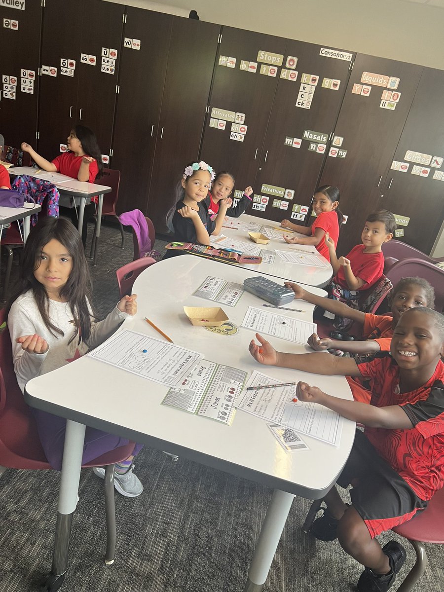 MsNeedhamsClass's tweet photo. We are learning all about energy in science this week. Today we did an experiment with M&Ms to observe heat energy! What a yummy experiment @HumbleISD_CE #worldchangers #betheeffect #makelearninginteractive https://t.co/G4O2gW8VQ1