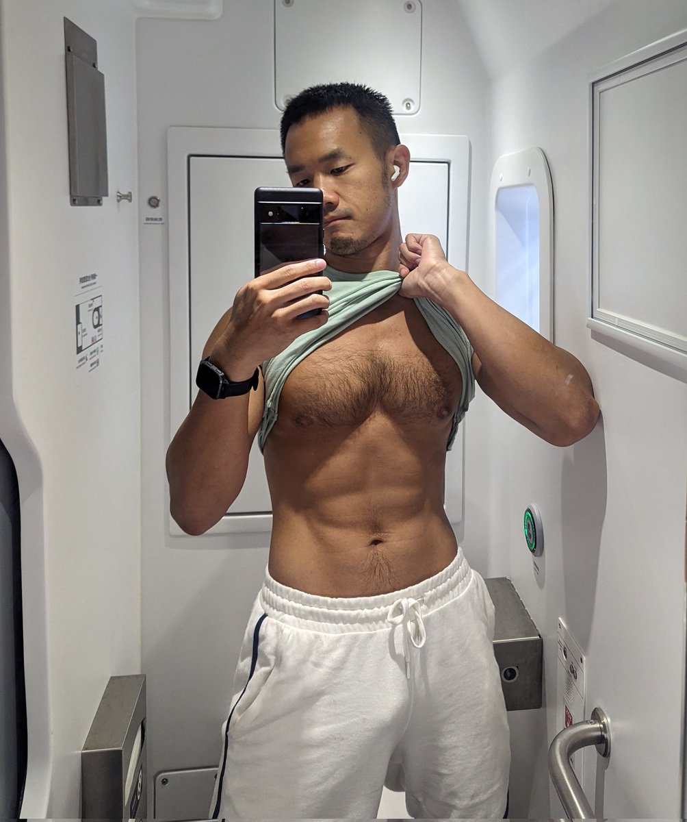 shafferlin's tweet image. 我說大家週五早上 10 點 4 都不用上班逆？
po 個限動手機馬上變跳蛋 🤣
一堆人把重點放在我有沒有穿內褲
仔細看還真的很像… 🥵🥵🥵

心血來潮在 X 上面放張 XX 照好了 (?)