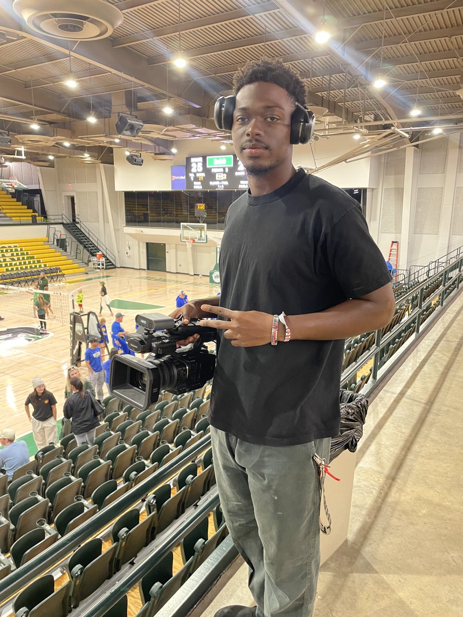 _KJReid_'s tweet photo. Despite the technical difficulties (my fault) the crew made it happen and ran the show tonight at volleyball! 

OBU creative on the come up‼️ https://t.co/Mklkyi2PlC