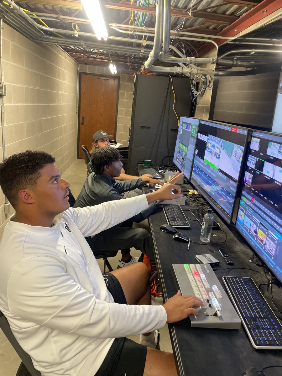 _KJReid_'s tweet photo. Despite the technical difficulties (my fault) the crew made it happen and ran the show tonight at volleyball! 

OBU creative on the come up‼️ https://t.co/Mklkyi2PlC