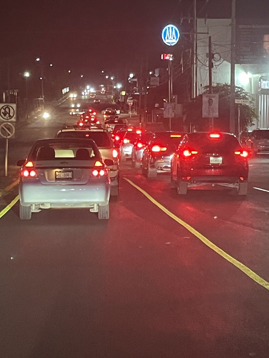 RLIZARRAGAS's tweet photo. Tráfico del Boulevard Luis A
Encinas a las 19:10 de hoy https://t.co/mwRyKBlzOV