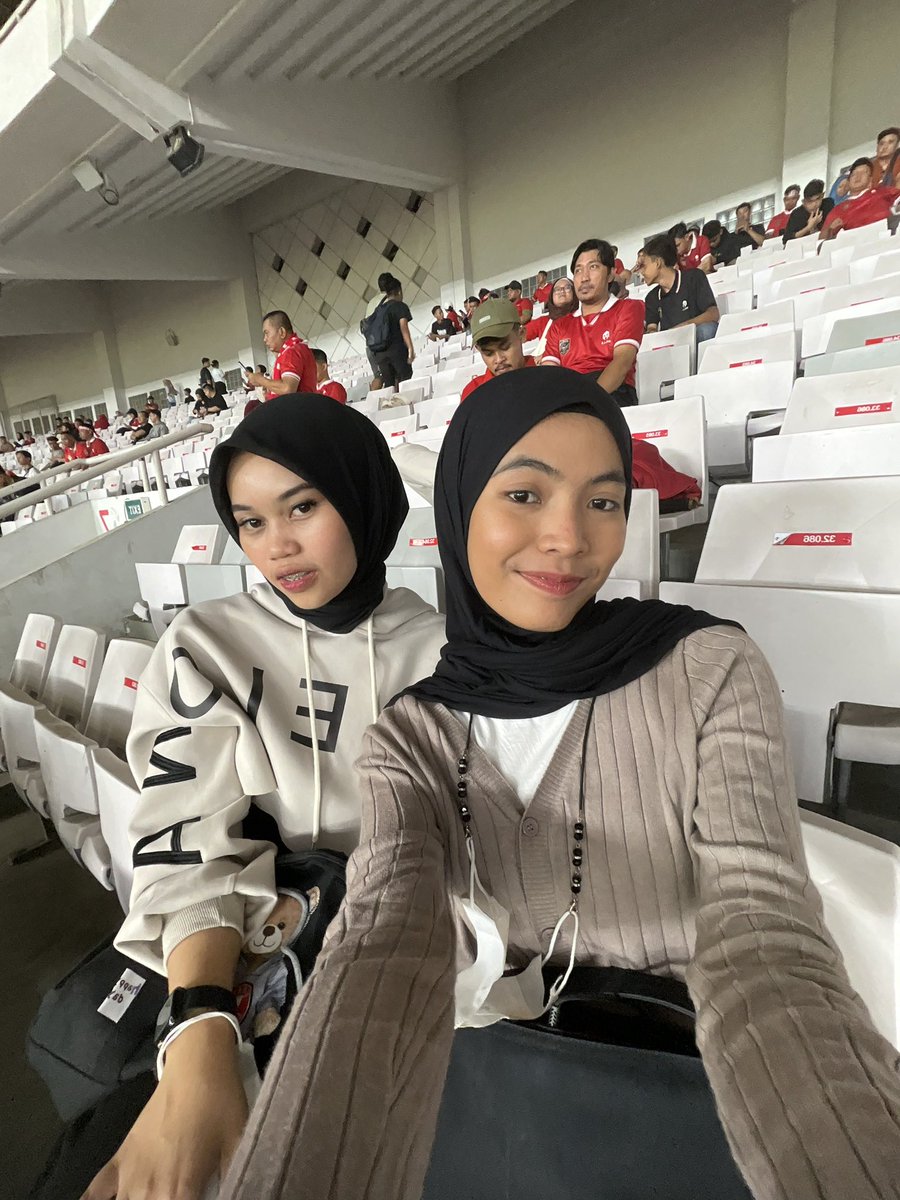 oreomilkchoco's tweet photo. Dari zaman sekolah suka banget nonton bola, dan waktu masih tinggal di Riau cuma bisa liat di tv, alhamdulillah salah satu wishlist gue terwujud bisa nonton di gbk langsung🩶 https://t.co/NRMQpU2TWQ
