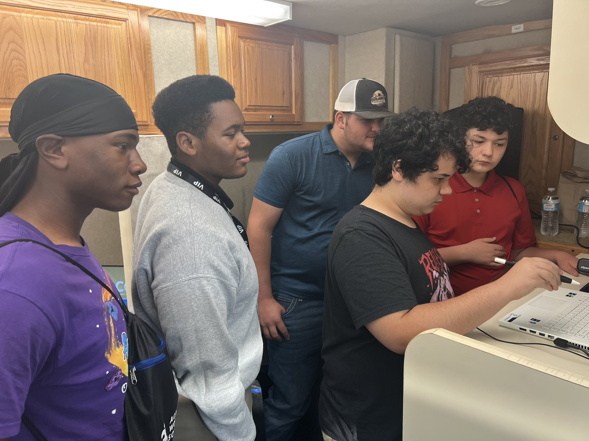 AndrePerezSLCC's tweet image. Great evening recruiting fresh young minds during the St. Landry Parish Schools 24th Annual Postsecondary Carousel Event in Opelousas. Juniors and Seniors participated in career exploration activities designed to inspire and amaze. @southlacc