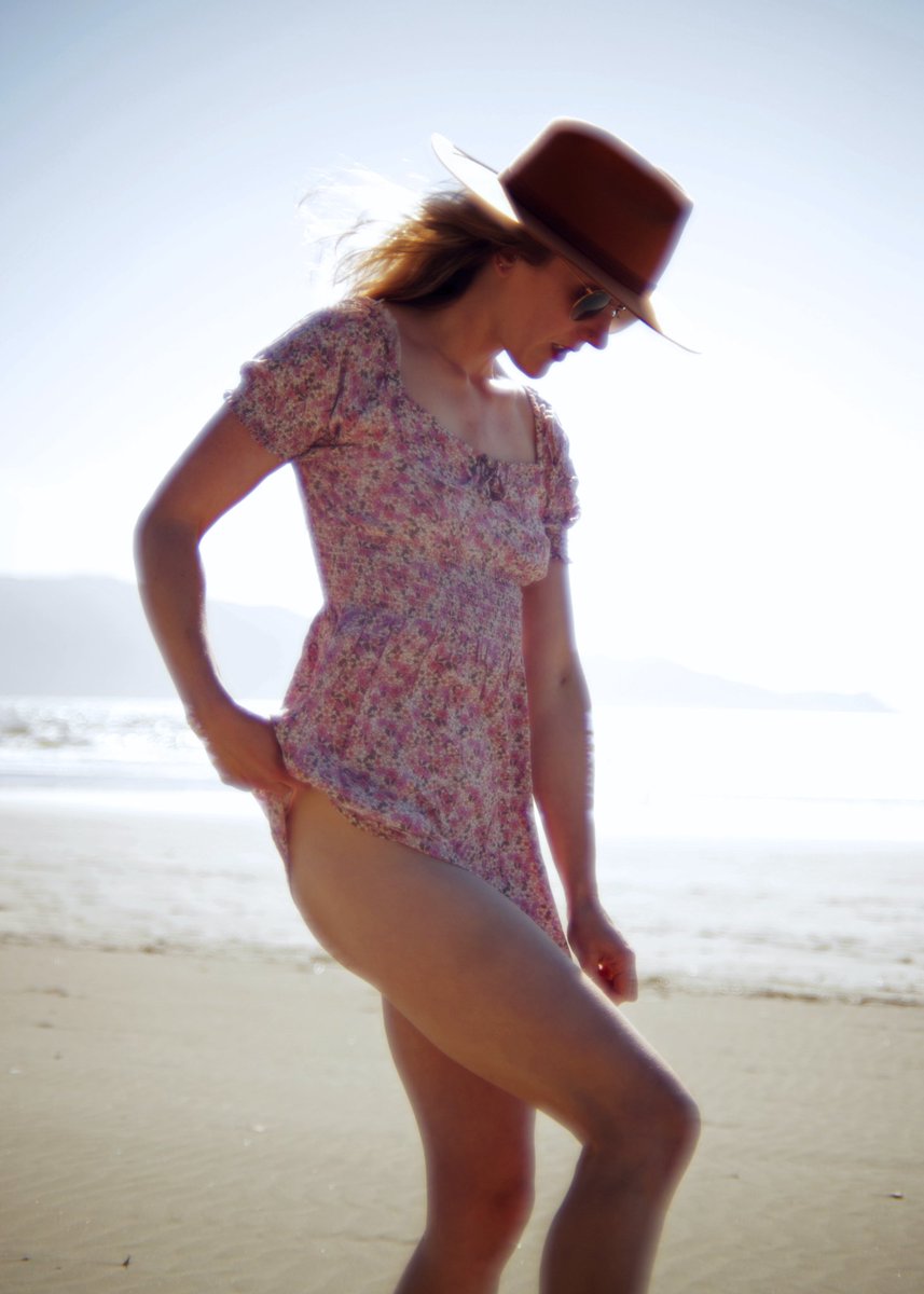 LauraArcturus's tweet photo. Beach Dreams with @MaddisonMassou 💜💜 https://t.co/GcLuI6NQxs