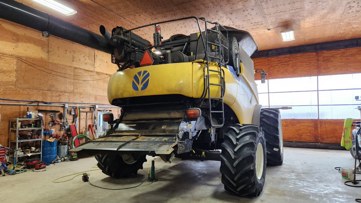 Another Combine this week that we switched to LSW1100/45r46 front and LSW750/60r30 rear.
 2 Broken front inner dual rims. 
DM me if your wanting to make a switch also. #harvest23
<a href="/ScottSloan6164/">Scott Sloan</a> <a href="/GoodyearFarm/">Titan & Goodyear Farm Tires</a> <a href="/sunvalley_tire/">Sunvalley Tire</a>