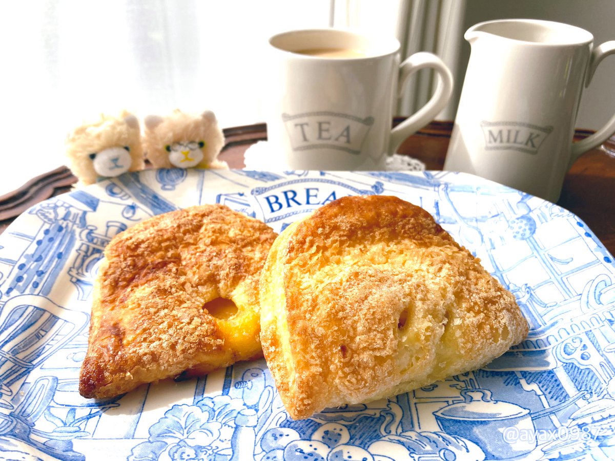 あやきち✨🫖aya_kitchen☕️💛 (@ayax0987) on Twitter photo #英国フェア 2023 <a href="/dunnsbakery/">Dunn's Bakery</a>🇬🇧
ダンズベーカリーのターンオーバー✨
(真ん中を折り曲げたパイの愛称)
アップルとレモンカード&カスタード🍎🍋
実演の為に来日してくださったパン職人のニールさん、笑顔がとっても素敵でcharmingな方でした🥰
そのままでもリベイクしても美味しい❣️
#aya_kitchen #英国フェア 2023 <a href="/dunnsbakery/">Dunn's Bakery</a>🇬🇧
ダンズベーカリーのターンオーバー✨
(真ん中を折り曲げたパイの愛称)
アップルとレモンカード&カスタード🍎🍋
実演の為に来日してくださったパン職人のニールさん、笑顔がとっても素敵でcharmingな方でした🥰
そのままでもリベイクしても美味しい❣️
#aya_kitchen