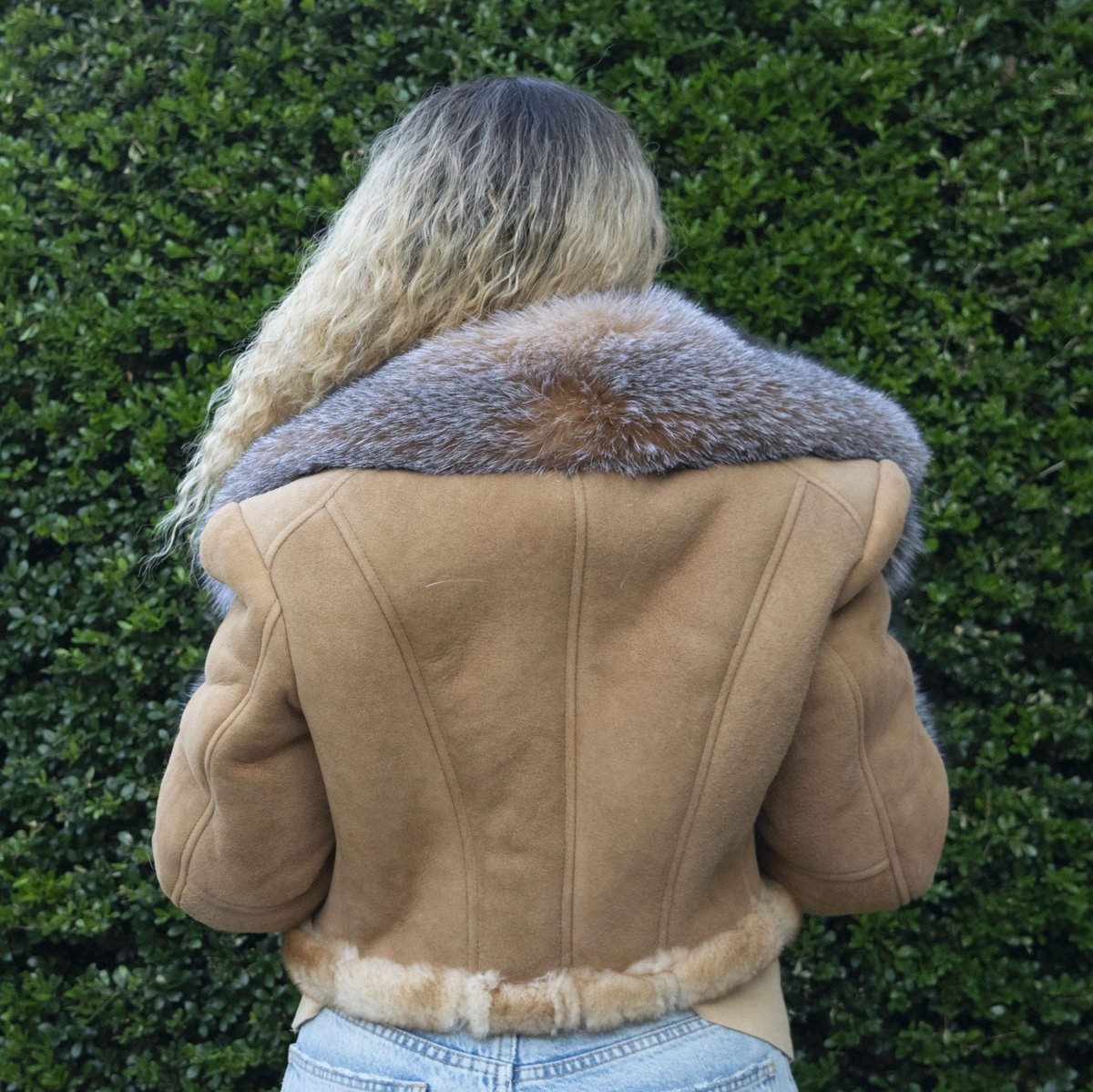 Embracing the chilly weather with style in our cozy cropped sheepskin jacket with a luxurious fur collar. ❄️🧥✨ #WinterFashion #FurCollarFashion #SheepskinJacket #CozyChic #FashionGoals #StayWarm #OOTD #WinterVibes #StylishComfort #women #ColdWeatherEssentials #OutfitInspo