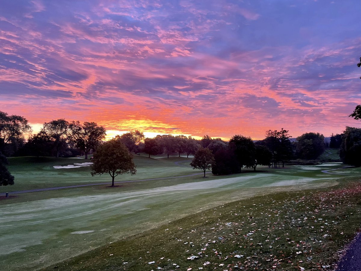 Seriously!? I consider sunrises like this a perk of the job. <a href="/DundasValleyGCC/">Dundas Valley G&CC</a> is always putting on a spectacle 🌅 #fallgolf #sunrise