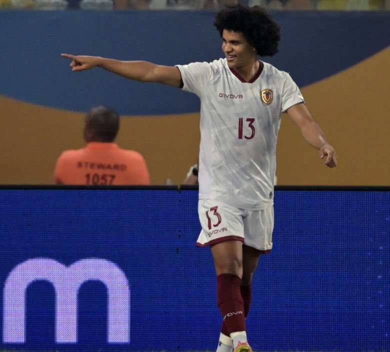 ¡¡SE ACABÓ EL PARTIDO!!
¡¡BRASIL 1-1 VENEZUELA!!
¡¡PUNTAZO DE ORO ANTE LA CANARINHA EN SU CASA!!
¡¡QUE GOLAZO SE MANDÓ EDUARD BELLO!!
¡¡ESTAMOS EN PUESTOS MUNDIALISTAS!!