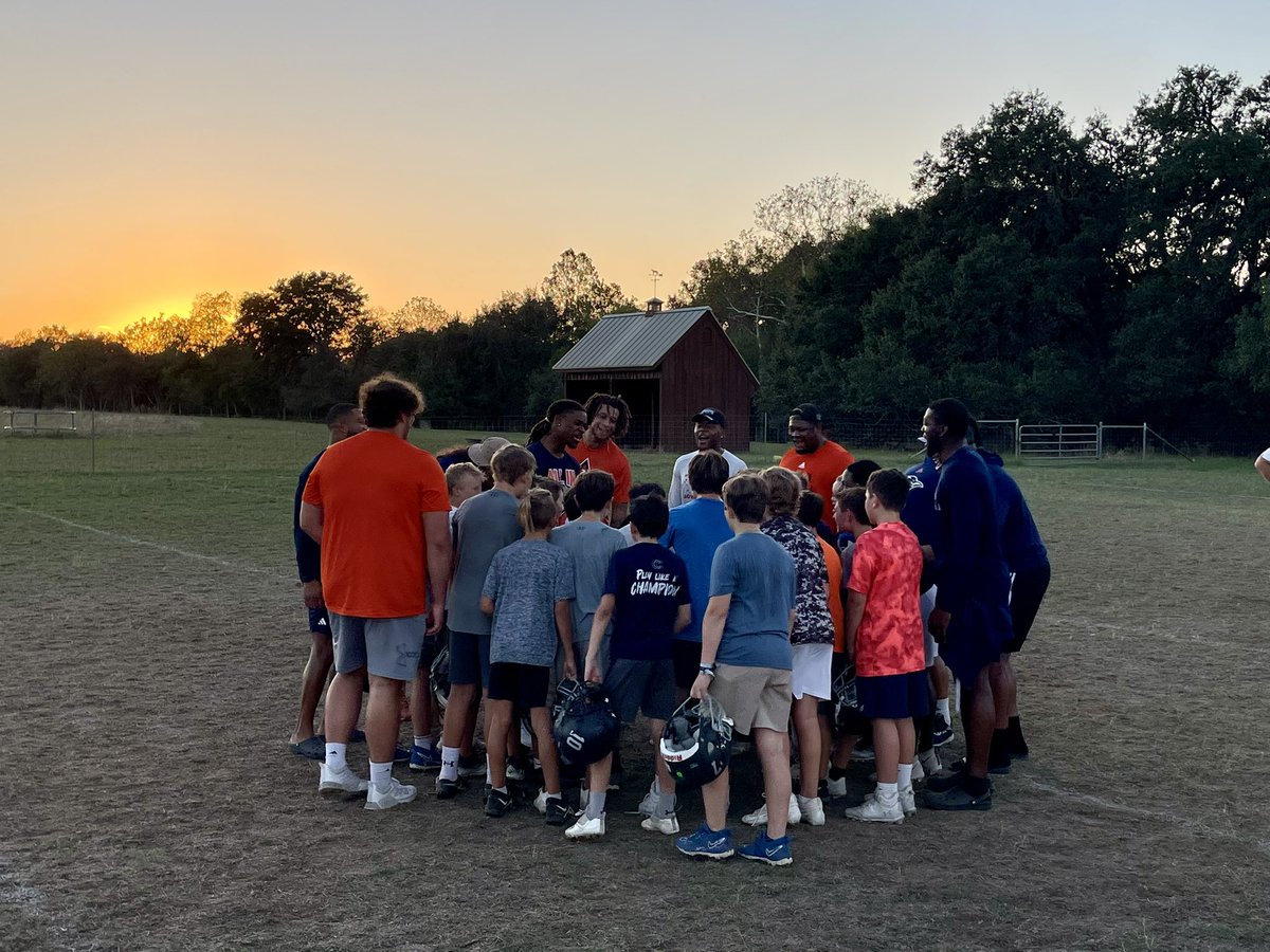WatermanGC's tweet photo. A few VIPs dropped in on youth practice today! Building friendships & lifelong fans. A solid sample of the many great people repping the 210. Leaders. Role models. Thanks to all the coaches on all levels making memories as a team! Let’s goooo! #AdoptaRoadrunner #Letsgo210 #DMGB https://t.co/7EojZp7LUR
