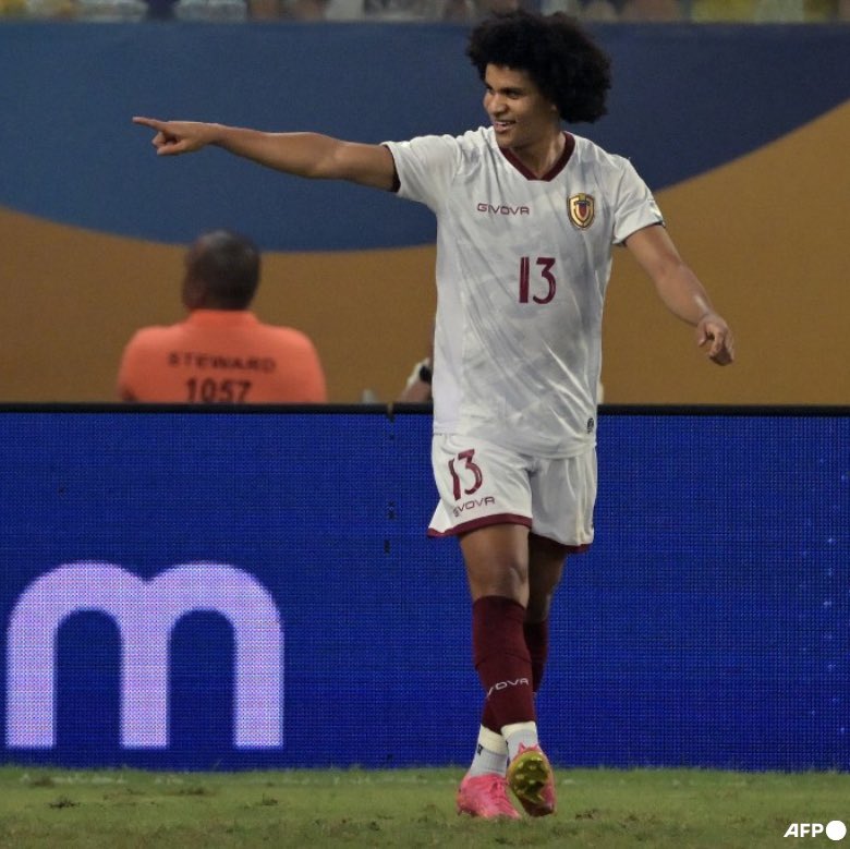 HOY DIOS BAJO A JUGAR AL FÚTBOL 🇻🇪

Y FUE CON VENEZUELA 🇻🇪🇻🇪