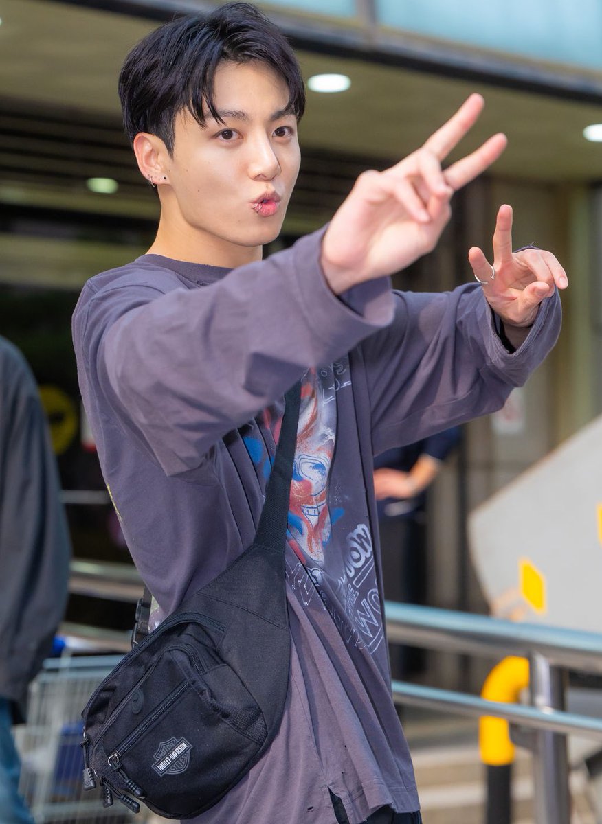 dadaxjm's tweet photo. จองกุกคาดกระเป๋า ‘ฮาร์เลย์ เดวิดสัน มอเตอร์ไซค์’ พ่อหนุ่มไบเกอร์ 🫣 https://t.co/IcEvYy6PX4