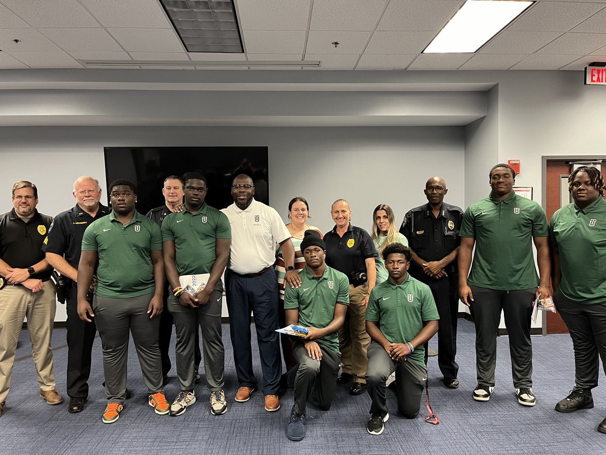 nighthawksftbl's tweet photo. A special thanks to @thomasville_pd for having some of our guys participate in this weekβs Use of Force Summit!
Our players enjoyed learning about the proper way to conduct a traffic stop!
READ MORE π: https://t.co/RuPkXXvzPJ https://t.co/vNCFLSvUhB