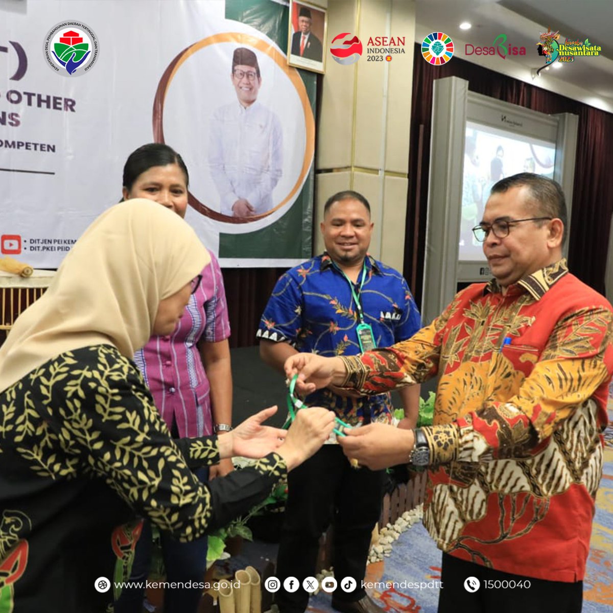 kemendespdt's tweet photo. Transformasi Ekonomi Kampung Terpadu (TEKAD) bisa terus dikembangkan guna  mendongkrak kesejahteraan masyarakat.

Wamendes PDTT Paiman Raharjo ungkapkan salah satunya dengan melakukan MoT Strengthening BUM Desa and Other Village Economic Institutions.

#KemendesPDTT
#DesaBisa https://t.co/A5IjqlmTie