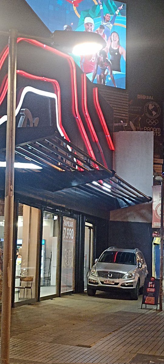 Así no más. El socio quiere una pizza y se estaciona en la vereda como si nada. Por este tipo de cosas es importante volver a fiscalizar y partear principios mínimos de convivencia urbana. *Telepizza de Irarrázaval con Macul. <a href="/MuniNunoa/">Municipalidad de Ñuñoa</a> <a href="/Carabdechile/">Carabineros de Chile</a>