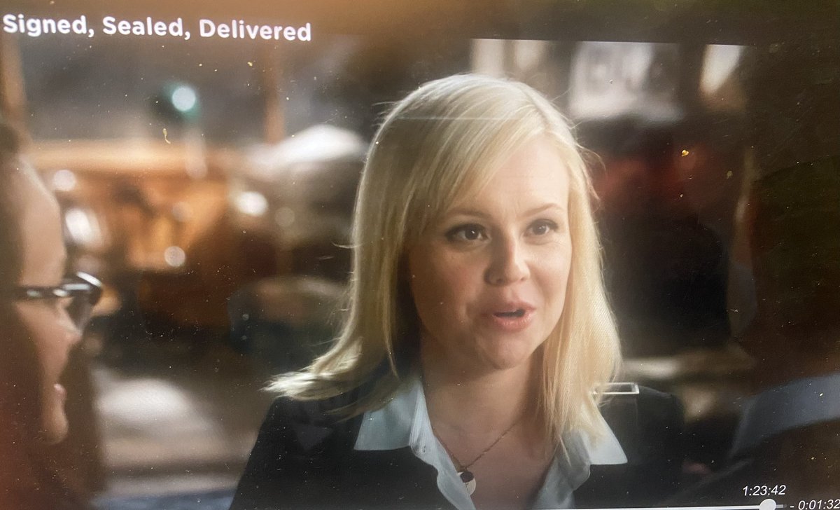 MarybethMkprudz's tweet photo. Love the knowing glances Shane & Oliver give each other at filmβs end when she returns to the DLO with coffee for everyone. Only he is aware where the $20 came from. First of much intuition between these two! #POstables #SSDDecade #Pilot10 β€οΈππ¬@HallmarkMovie #RenewSSD https://t.co/9rQH5LHO0G