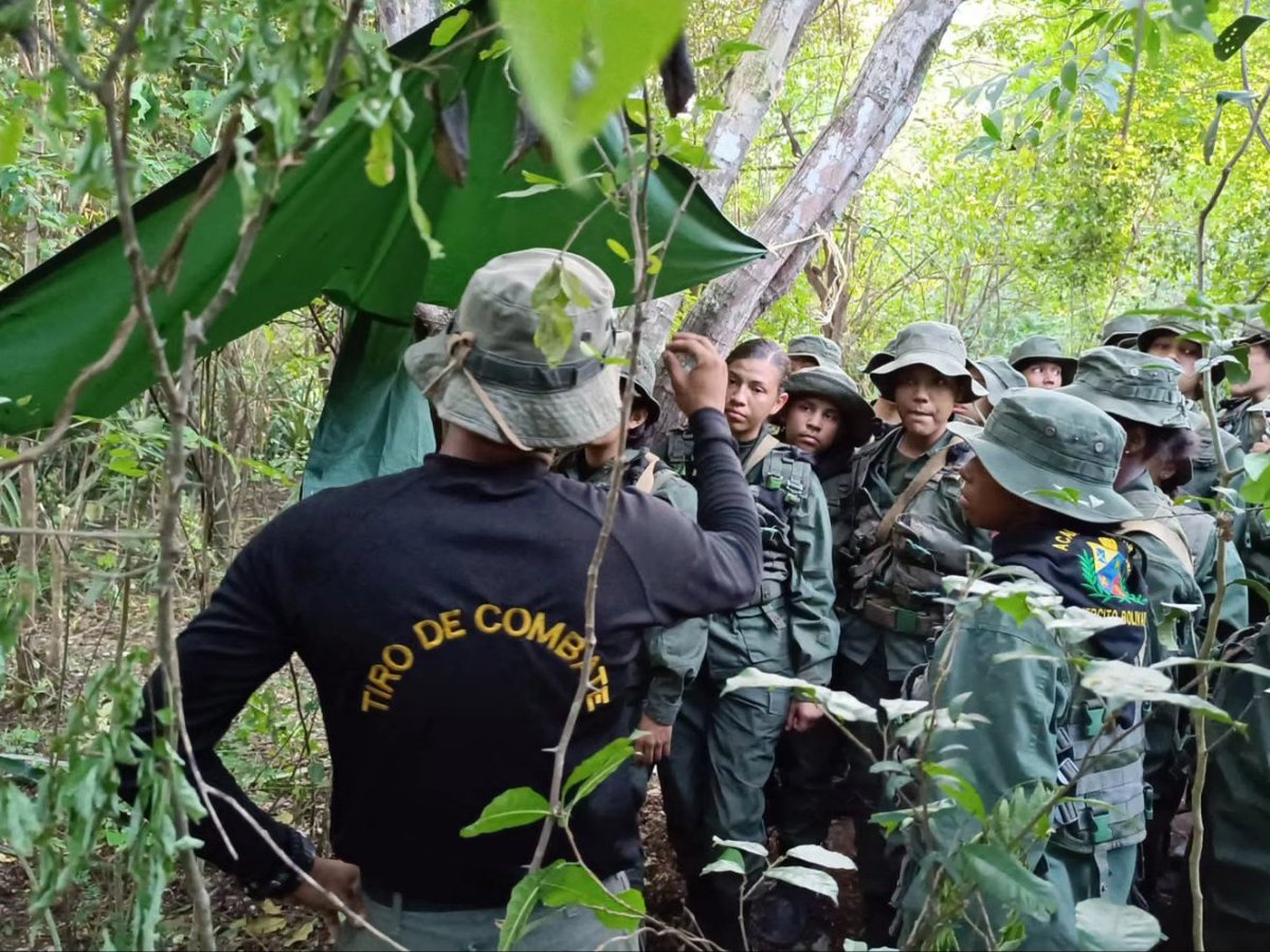 El MG <a href="/FelixOsorioG/">Felix Osorio</a> Rector de la UMBV junto al GD <a href="/gonzalobonilla/">Gonzalo Bonilla</a> Secretario General y del GD Frank Zurita Vicerrector Académico efectuaron visita a los Aspirantes a Cadetes, quienes se encuentran, recibiendo instrucción como combatiente individual en el Fuerte Guaicaipuro