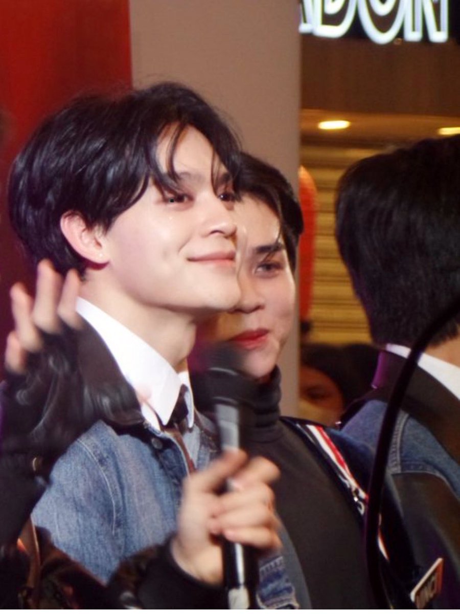 If you're gonna ask me which photos of Toto is the closest na makakapagtranslate ng visual niya in person, itong photo na 'to. 

Ang dreamy ng visual niya as in especially kapag in person. Para siyang laging may dalang spotlight kahit saan siya pumunta 🥺