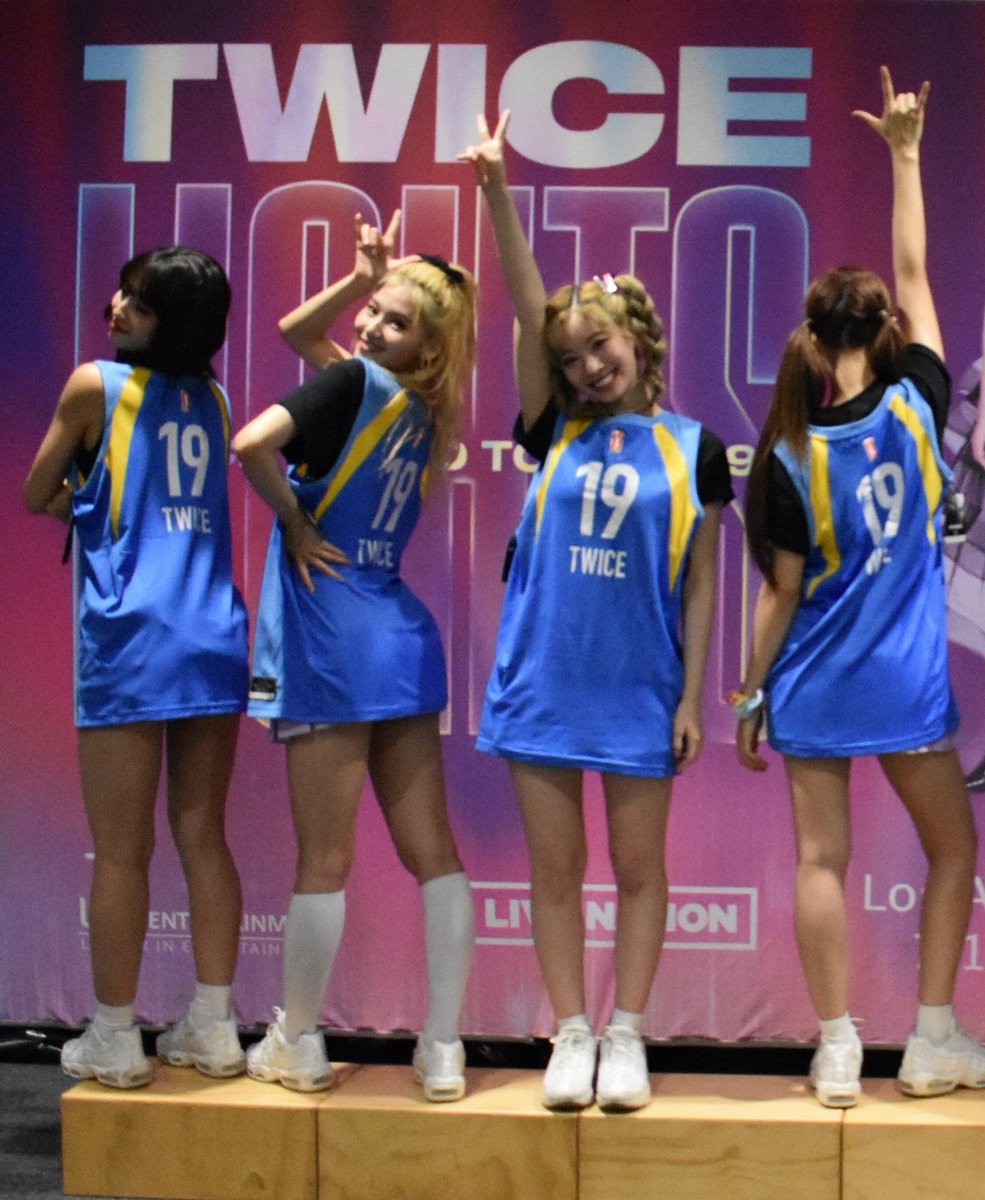kiminatozakii's tweet photo. dahyun wearing her jersey backwards ft. 'i want to date dahyun line' 😂 https://t.co/E9fn0F4BZY