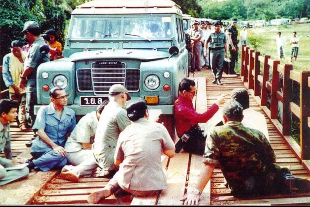 ภาพพระราชกรณียกิจตามชนบทที่เห็นมาทั้งชีวิต ติดอยู่ในใจไม่เคยลืม 70ปี พ่อดูแลพสกนิกรไม่เคยหยุดพัก ๑๓ตุลา ขอน้อมรำลึกถึงพระมหากรุณาธิคุณอันล้นพ้น กราบด้วยเศียรเกล้า🙏พ่อหลวงของแผ่นดิน..
#13ตุลาคม #พ่อของแผ่นดิน #เรารักสถาบันพระมหากษัตริย์