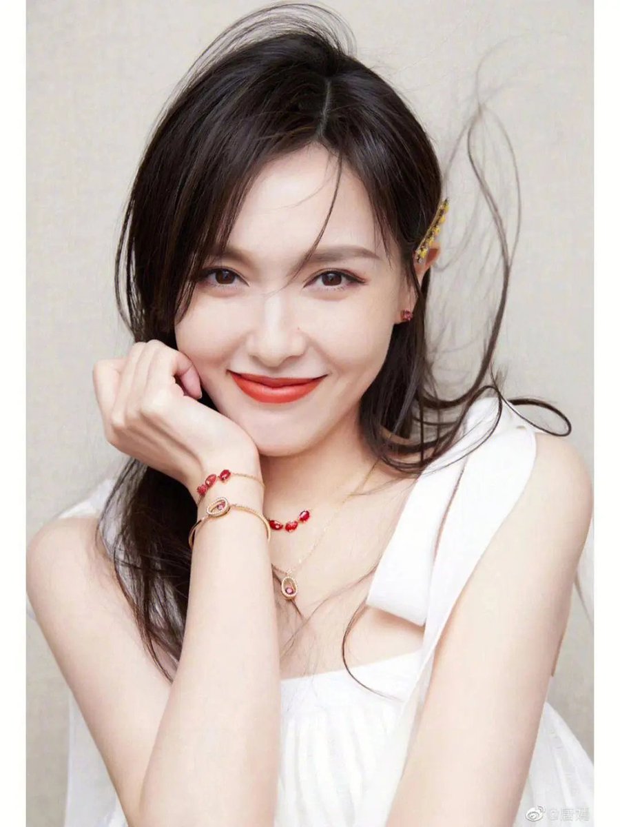 Prize1Prize's tweet photo. Tang Yan can be sweet little white rabbit can be black belly royal sister! She has white skin, beautiful long legs, and beautiful changes https://t.co/XJP2UHTmb1