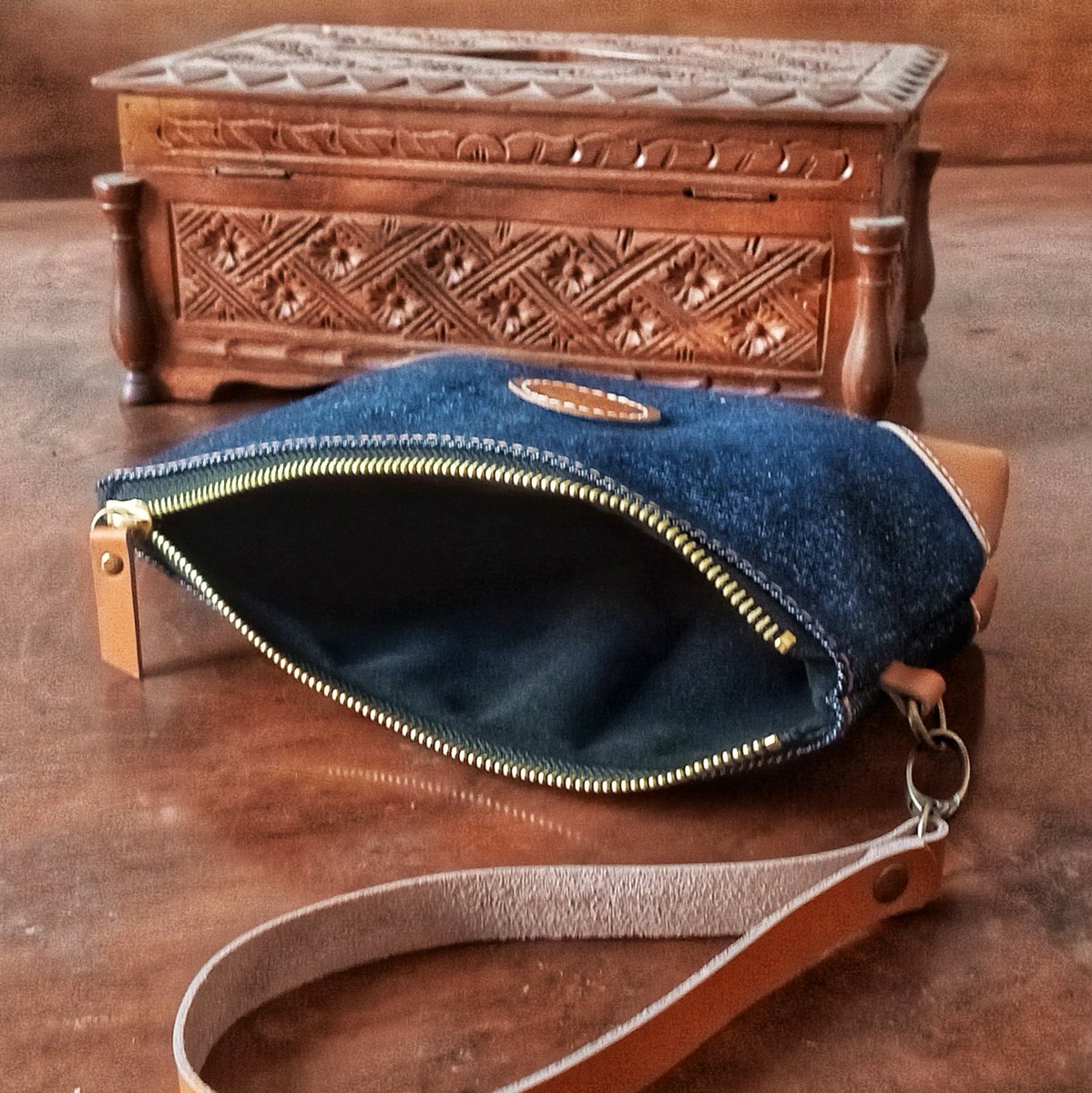 [ Clutch ]

Leather x Denim 🔥🛠

•
#ARMyLeather
#leathergoods #leathercraft #leatherwork #craftsmanship #canvas #denim #taskulit #doppkit #clutch #pouch #handbag #leatherclutch #leatherpouch #dailygoods #dailyessentials #madeinindonesia #indonesialeathergoods #gresik