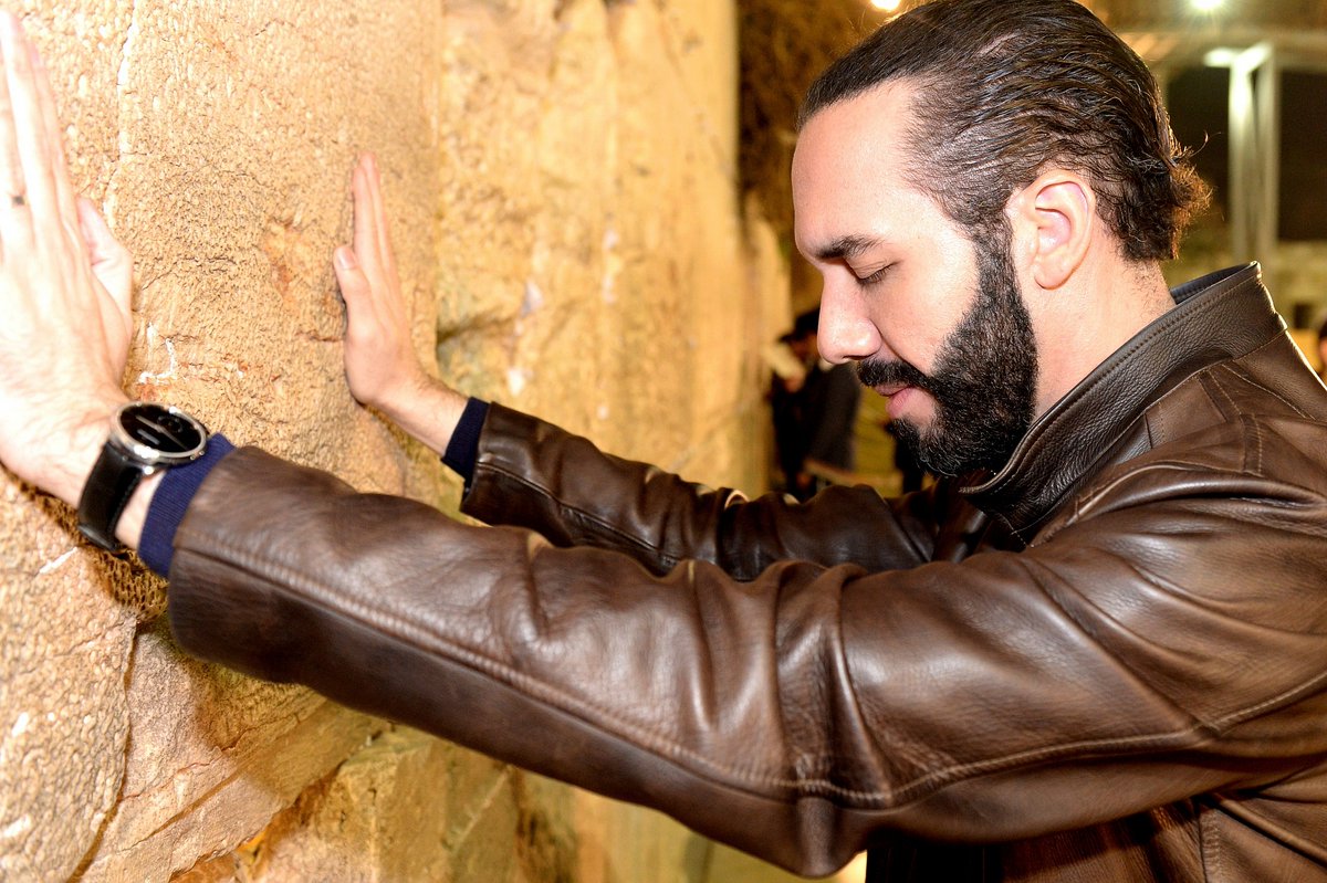 aplanadora_roja's tweet photo. Al Foquerío lo enganchan con paja religiosa Engañabobos, diciéndole que el #BukeleDictador es el #InstrumentoDeDios
Pero cual dios? El que más te guste
Finge servir al que le pongan enfrente, para engañar votantes dogmáticos
Y a aquellos hasta ampollas les salen de tanto aplaudir https://t.co/91AOhwnEQb