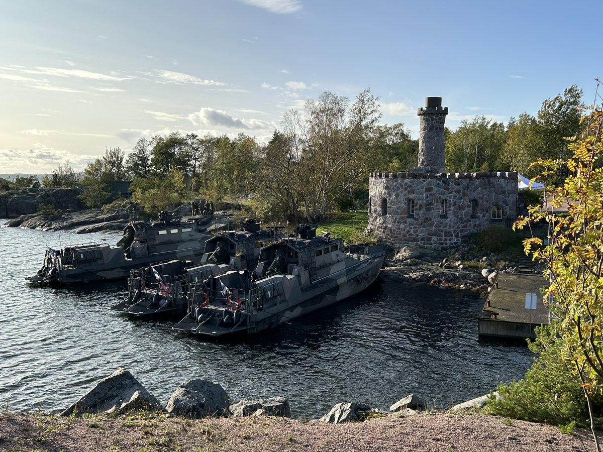 Kolmen ja puolen viikon Maanpuolustuskurssi suoritettu. Olo on hieman väsynyt, mutta onnellinen. Ihana fiilis tuli eilen, kun tiimiläinen Vallilassa totesi: Onpa ihanaa, kun olet takaisin täällä meidän kanssa 🫶 #teamwork #colleagues