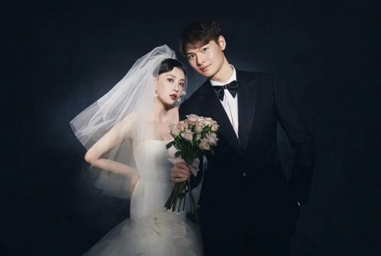 Shanghai men's basketball official Bo: I wish Wang Zhelin a happy newlywed husband and wife love forever