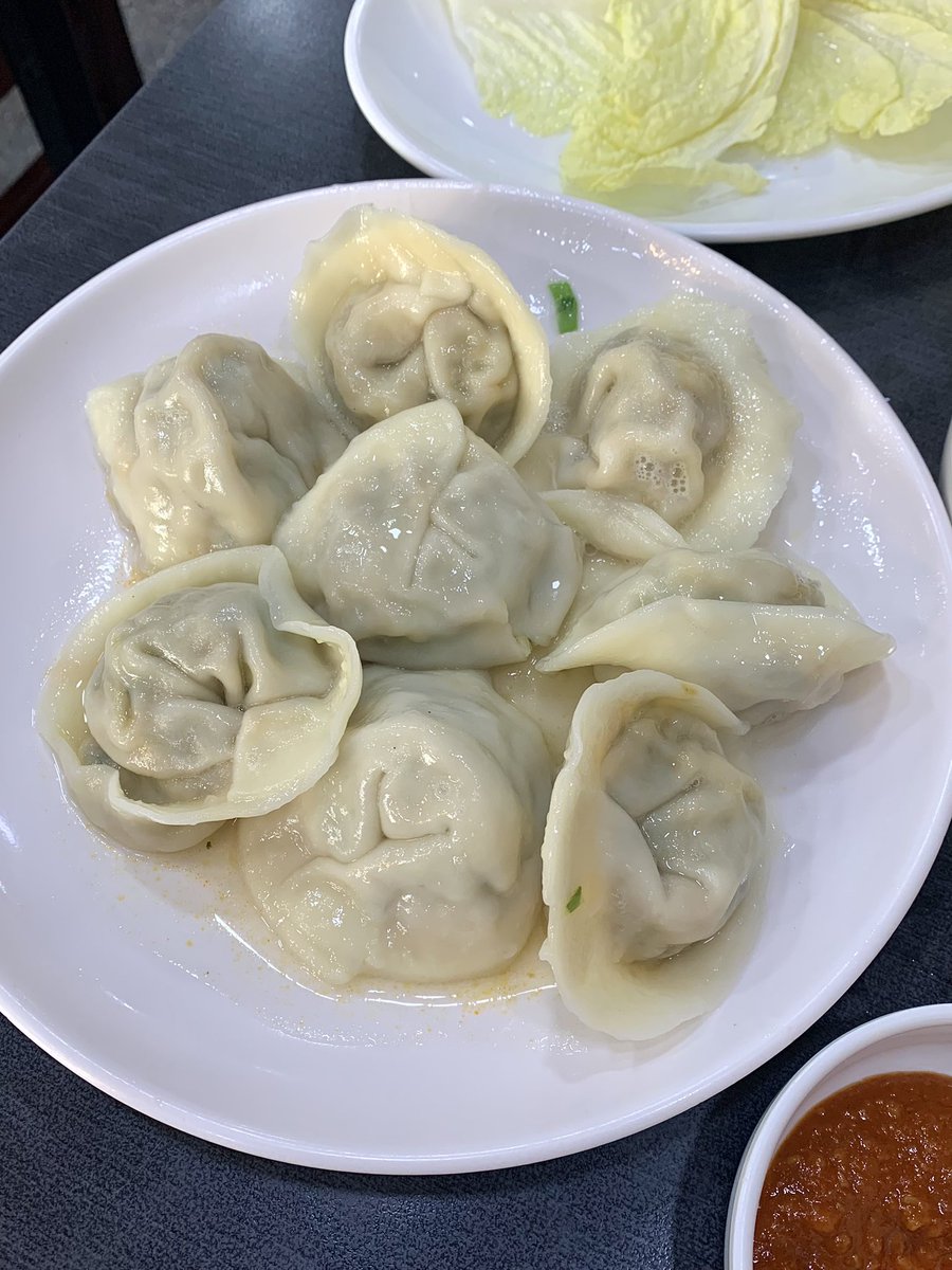 🍽️ 서울숲 / 성수 훼미리손칼국수보쌈

 ๑ 보쌈정식 ( ₩15,000 )
 ๑ 손칼국수 ( ₩9,000 )
 ๑ 접시만두 ( ₩10,000 )

보쌈 단품 아니고 정식에 포함된 건데 양이 너무 푸짐해요 🥹 잡내 전혀 없이 잘 삶아진 수육 ! 칼국수 국물도 군더더기 없이 깔끔한 맛 👍🏻 
정식 시키면 손칼국수 + 보쌈 + 공깃밥