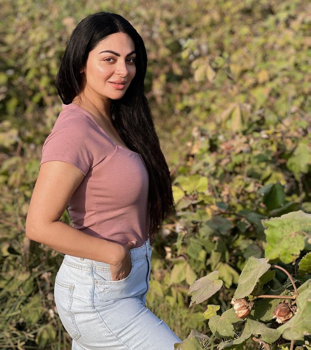 Pollywood queen #NeeruBajwa looks fresh and fabulous in her sunkissed pictures ☀️💕