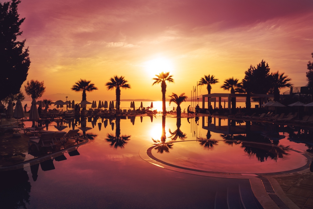 artofwtr's tweet photo. Where serenity meets elegance: Dive into the golden embrace of our meticulously designed pools. Let every sunset be a masterpiece with Art of Water. ✨ Ready to transform your space? Reach out now and let's craft your dream oasis!

#LuxuryPools #SunsetMagic #DreamOasis https://t.co/CpZbs3ms7f