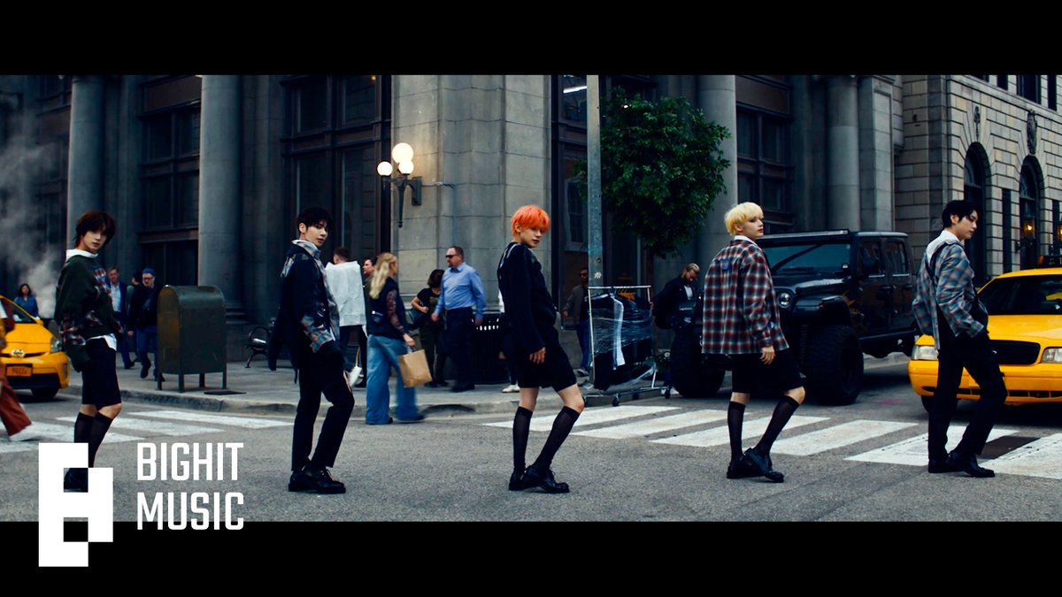 잠시 후 <Chasing That Feeling> Official MV 최초공개를 아래의 링크에서 함께하세요🖤💙🤍 <Chasing That Feeling> Official MV will premiere soon🖤💙🤍 ⏰ Oct 13, 1:00PM (KST) | 00:00AM (ET) 🔗 youtu.be/ISnyONG1dEc #투모로우바이투게더 #TOMORROW_X_TOGETHER #TXT #TheNameChapter