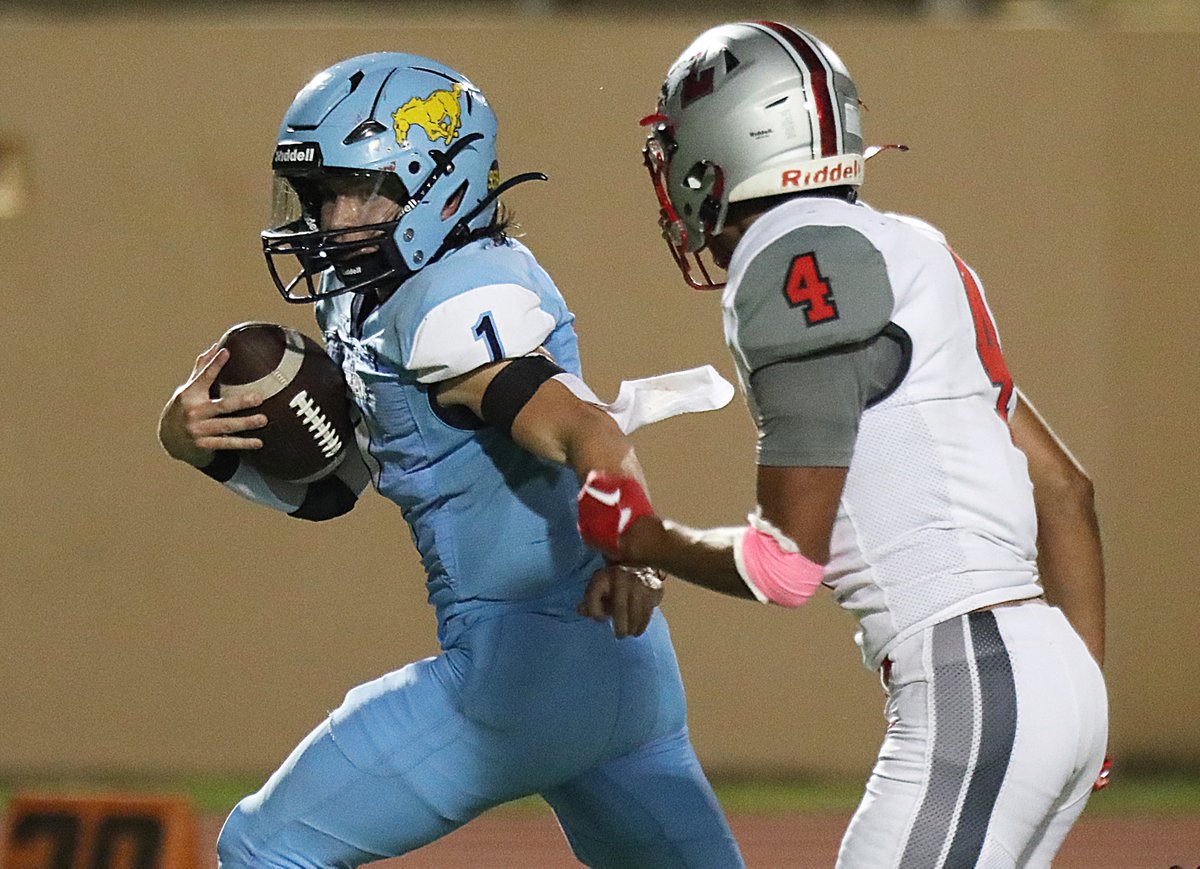 monitorphoto's tweet photo. Photo Gallery: McAllen Memorial defeats La Joya Juarez-Lincoln in mid-season play 49-21..More photos @>>>https://t.co/6ONzgCTyMt #RGVFootball #txhsfb #RGVWeek8 https://t.co/arJch4HYii