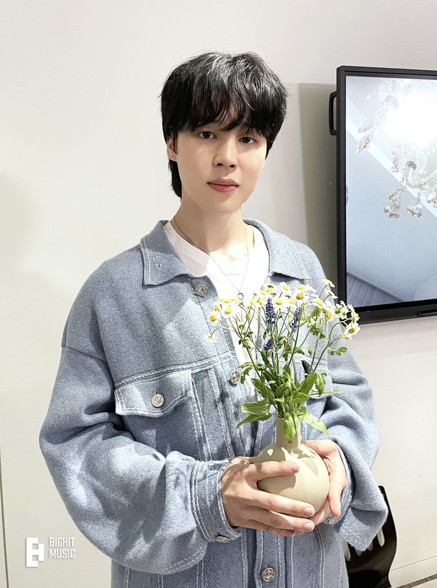 jmfolder's tweet photo. JIMIN ❤️‍🩹 https://t.co/7ypu3xb0vo