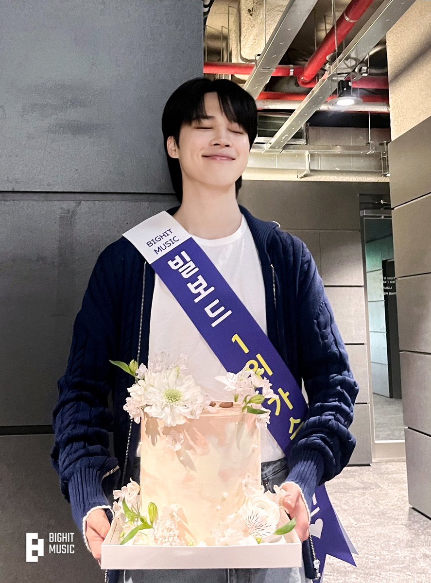 kookminville's tweet photo. Jimin got a cake to congratulate #1 on HOT100 and we only found out about it now 🥹 https://t.co/I0ez3P1oIk