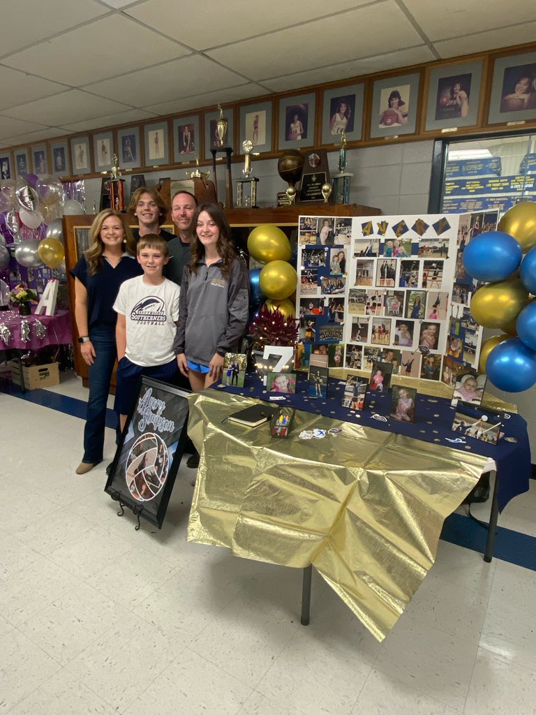 fbcoachsimpson's tweet image. Senior night for this beauty