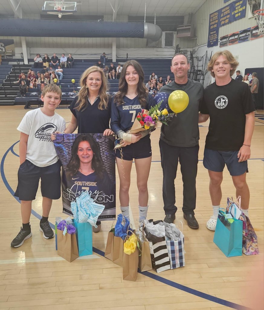 fbcoachsimpson's tweet image. Senior night for this beauty