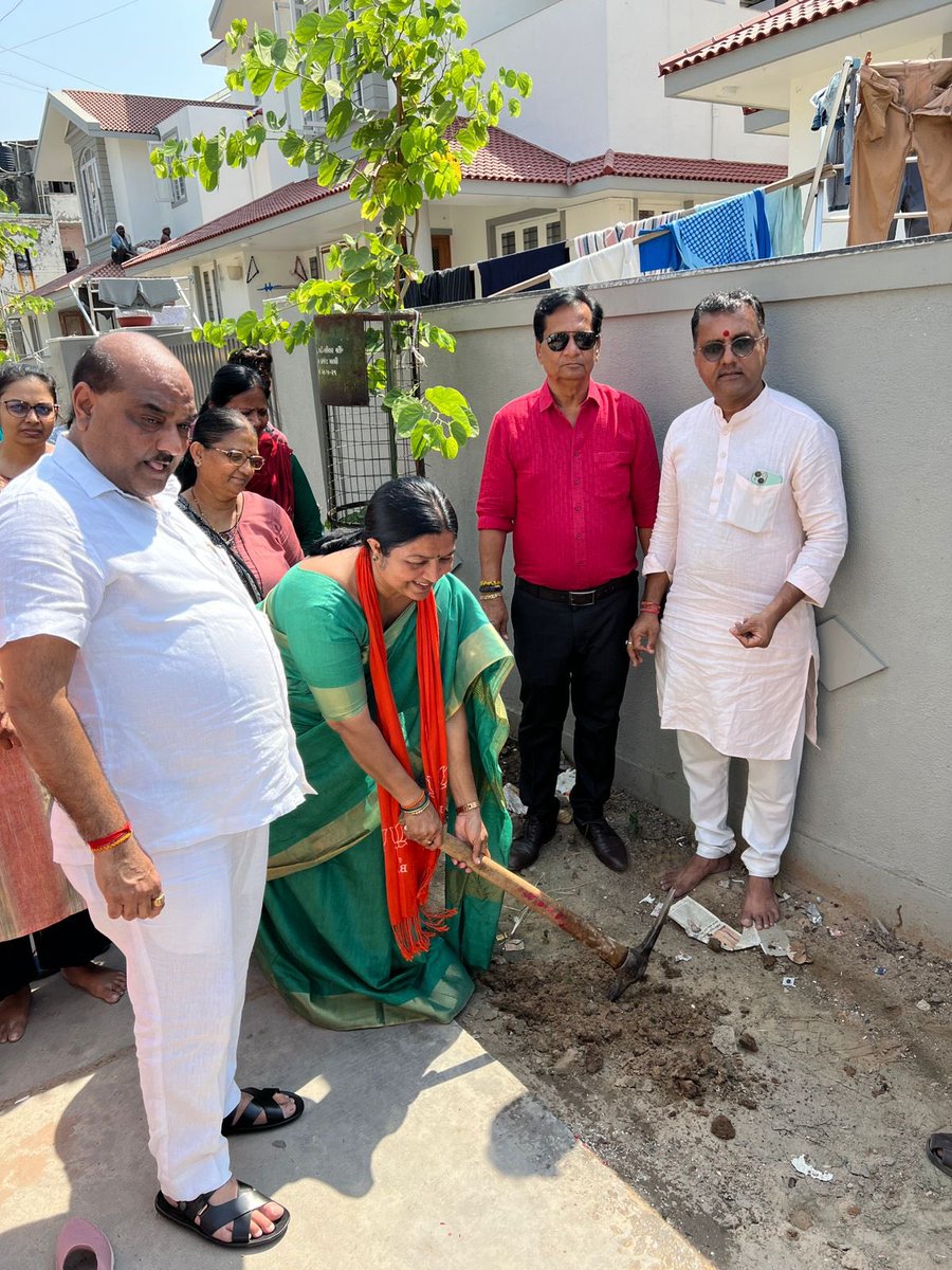 drpradyumanvaja's tweet photo. જોધપુર વૉર્ડના મ્યુ.કાઉન્સિલર શ્રી ભારતીબા, શ્રી અરવિંદભાઈ, શ્રી આશિષભાઇ અને શ્રી પ્રવિણાબેનની ગ્રાન્ટમાંથી ઋષિલ સોસાયટીમાં મંજૂર થયેલ RCC રોડ અને સન સીટીમાં પેવર બ્લોકનું ખાતમુહૂર્ત કર્યું . https://t.co/bhBmCkG1aa