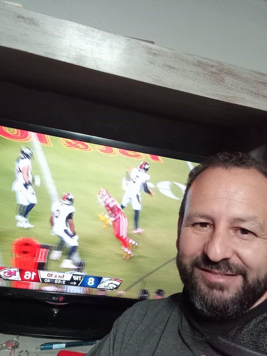 gerardocerv's tweet photo. @espnsutcliffe @Chiefs @Draftea_Mexico Y se lo regalaría a @Alex_cerv19 https://t.co/Y1nG5VUAgl