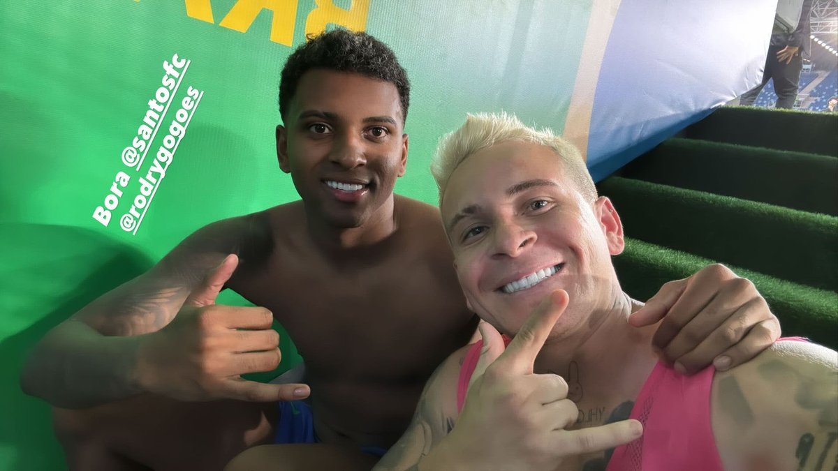 REUNIÓN PEIXE LUEGO DEL PARTIDAZO. Soteldo (actualmente en Santos) y Rodrygo (ex-Santos) compartieron un momento luego del histórico empate 1-1 que Venezuela obtuvo ante Brasil en el Arena Pantanal.