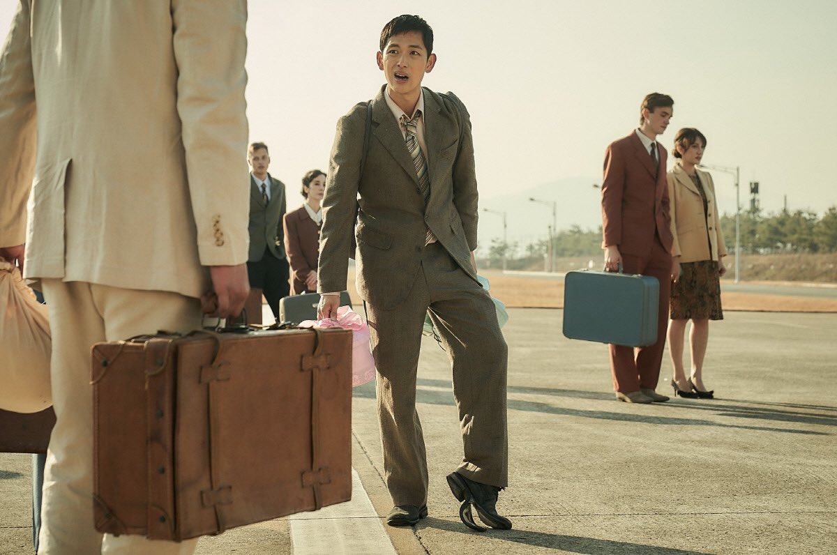 I missed it a bit the 1st time I saw #1947Boston, but #SuhYunBok's shoe falling apart in Boston & one line by #KimSangHo's char is supposed to let you know that YunBok looked very poor due to his clothes & shoes. #YimSiwan looks so beautiful tho', that's what I noticed initially!