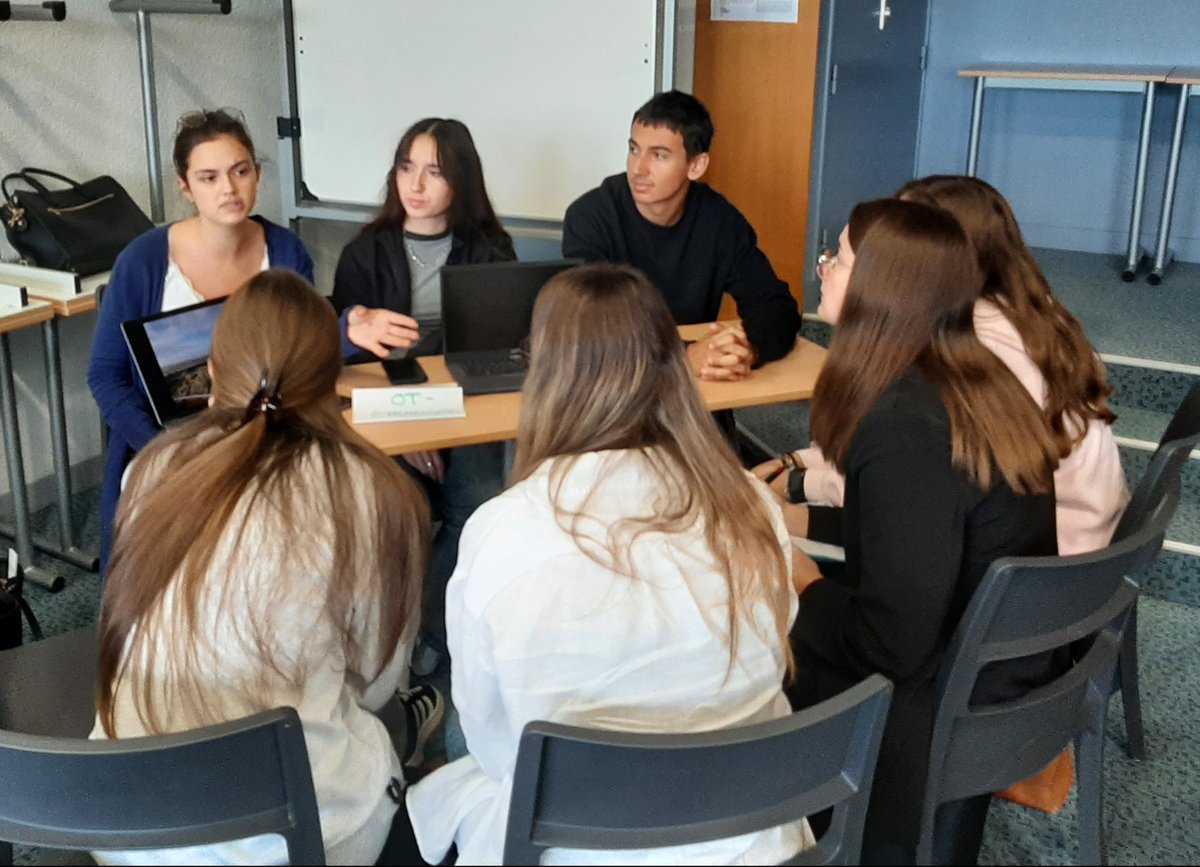 E4THEcs's tweet image. BTS TOUR - TOUR2 - Erasmus days : &quot;Partir en stage à l&apos;étranger&quot; + bourse aux stages.

Merci  à l&apos;équipe organisatrice  et aux TOUR2 pour leurs témoignages !

#Erasmusdays23 #peertopeer #international #BTSTourisme #lyceejarennes