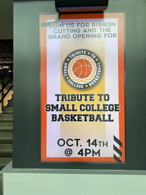 smcollegehoops's tweet photo. Saturday. 4:00 CST.  Hy-Vee Arena in Kansas City.  Grand Opening for the Tribute to Small College Basketball.  Be there! @HyVeeArena @ExhibitAssociat https://t.co/K484FvL68m