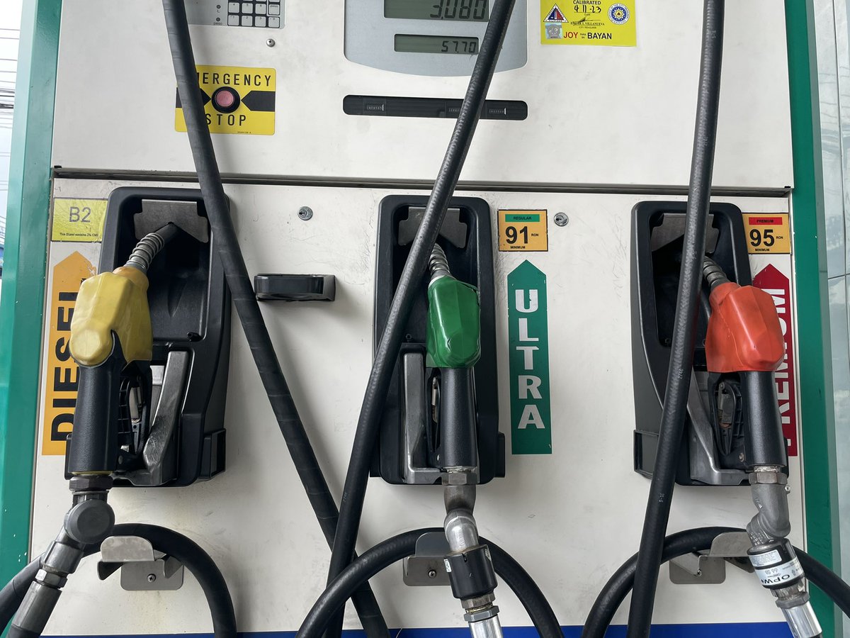 alvinelchico's tweet image. So far, good news for jeepney drivers and owners of diesel-run vehicles.

4-day average based on international prices:

DIESEL           P1.43/L⬇️
GASOLINE   P0.38/L⬆️
KEROSENE   P1.14/L ⬇️

One more day to go, sana mabura ang namumurong price hike sa gasolina!🙏🙏