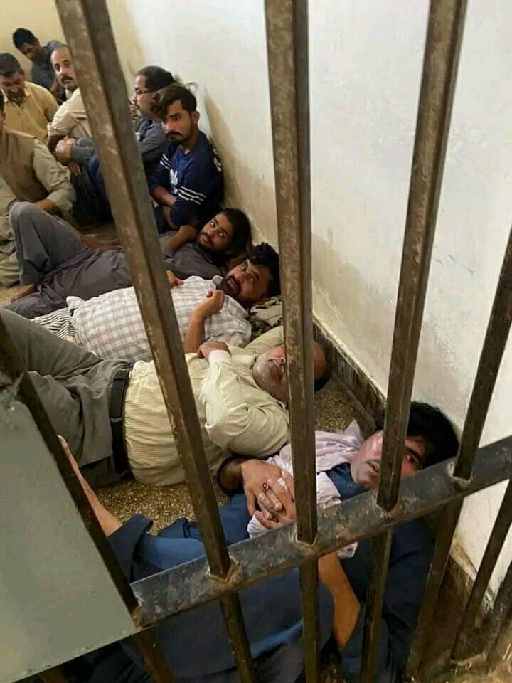 UstadSays's tweet photo. #اگیگا_قائدین_رہا_کرو
#LahoreProtest 
"نکلو اس سے پہلے کہ نکال دیئے جاو"

یہ کوئی سمگلر نہیں، منشیات فروش نہیں، قاتل نہیں، ان کی غیر ممالک میں کوئی جائیدادیں یا باہر کے بینکوں میں لوٹی ہوئی رقم کے خزانے نہیں، ۔ان پر نیب میں کوئی کیسز نہیں، انہوں نے ملک و قوم کو کوئی نقصان نہیں پہنچایا ان کا صرف ایک قصور ہے کہ اپنا جائز حق مانگنے کے لیے اقتدار کے ایوانوں کے سامنے جا کر اپنا حق طلب کیا مگر ان کو غدار، قرار دیا گیا، بدمعاش کہا گیا اور آپ کے سامنے جس حال میں ان کو رکھا گیا ہے ایسے تو کسی جانور کو بھی کوئی نہیں رکھتا ۔ ان سب باتوں سے بڑھ کر یہ ظلم ہے کہ یہ سب معلم ہیں ، اس قوم کے محسن ہیں ۔ یہ سب آپ کی اور میری خاطر یہ جبر برداشت کر رہے ہیں۔ کیا ہم اتنے بے ضمیر ہو گئے ہیں ہیں ان کے ساتھ یکجہتی کا اظہار اپنے ضلع کی حد تک بھی نہیں کر سکتے؟؟؟
نکلو اپنے بھائیوں کی خاطر
نکلو مظلوموں کا ساتھ دینے کی خاطر
نکلو اپنے حق کی خاطر
توڑ دو خوف کی زنجیریں
ثابت کرو کہ ہم سب ایک جان کی طرح ہیں
کل 9 بجے ڈی سی آفس کے سامنے ایسا دھرنا ہو کے تاریخ رقم ہو جائے
ثابت کر دو کہ ہم بزدل نہیں، 
غدار نہیں منافق نہیں
یہ وقت ہاتھ سے نکل گیا تو ہمیشہ کے لیے مٹا دیے جاؤ گے